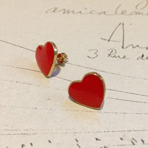 赤いハートとクローバーのデザインピアス 赤いハートとクローバーの