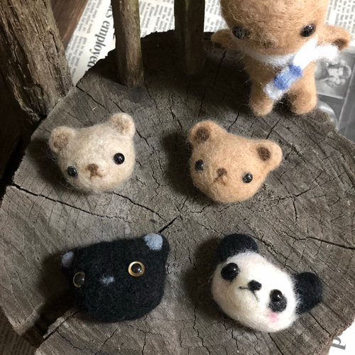 クマ ʕ•ᴥ•ʔ のブローチ 羊毛フェルト 【1点限り】 羊毛フェルト