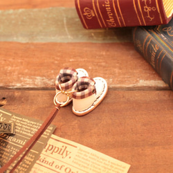 小さな革ブーツのネックレス｜バニラ裏地付 3枚目の画像