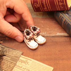 小さな革ブーツのネックレス｜バニラ裏地付 4枚目の画像