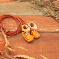 小さな革ブーツのネックレス｜マンゴー裏地付 1枚目の画像
