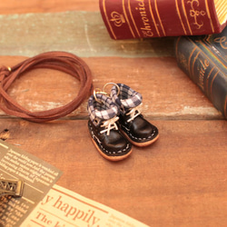 小さな革ブーツのネックレス｜ブラック裏地付 1枚目の画像