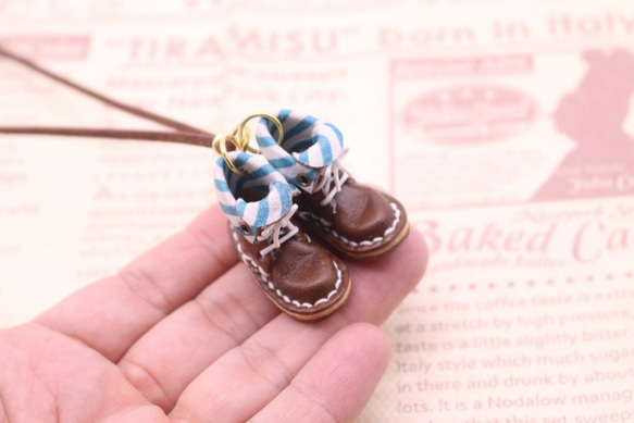 小さな革ブーツのネックレス｜ココア裏地付 1枚目の画像
