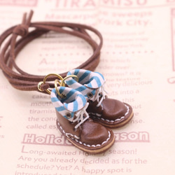 小さな革ブーツのネックレス｜ココア裏地付 4枚目の画像