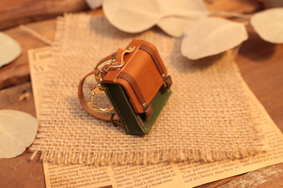小さな革鞄のキーホルダー｜チョコ×グリーン 2枚目の画像