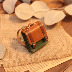 小さな革鞄のキーホルダー｜チョコ×グリーン 1枚目の画像