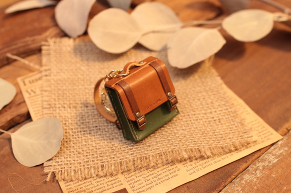 小さな革鞄のキーホルダー｜チョコ×グリーン 1枚目の画像