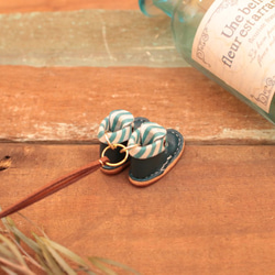 小さな革ブーツのネックレス｜ネイビー裏地付 3枚目の画像