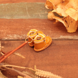 小さな革ブーツのネックレス｜マンゴー裏地付 3枚目の画像