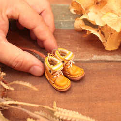 小さな革ブーツのネックレス｜マンゴー裏地付 4枚目の画像