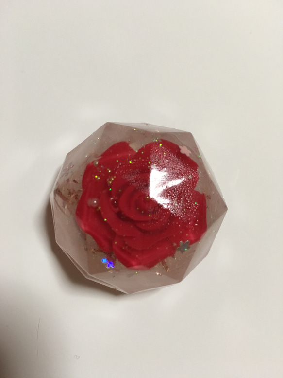赤いバラのオルゴナイト 1枚目の画像