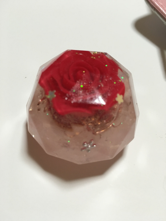 赤いバラのオルゴナイト 2枚目の画像