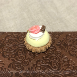 ピンクローズタルトケーキ チャームキーホルダー 樹脂粘土スイーツアクセ ミニチュアフードアート 2枚目の画像