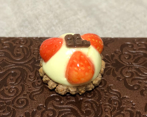 ミニいちごタルトケーキ③ チャームキーホルダー 樹脂粘土スイーツ