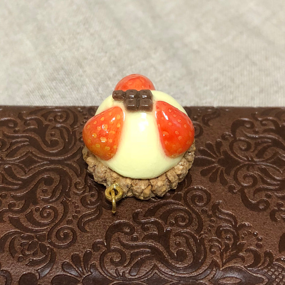 ミニいちごタルトケーキ③ チャームキーホルダー 樹脂粘土スイーツアクセ ミニチュアフードアート 2枚目の画像