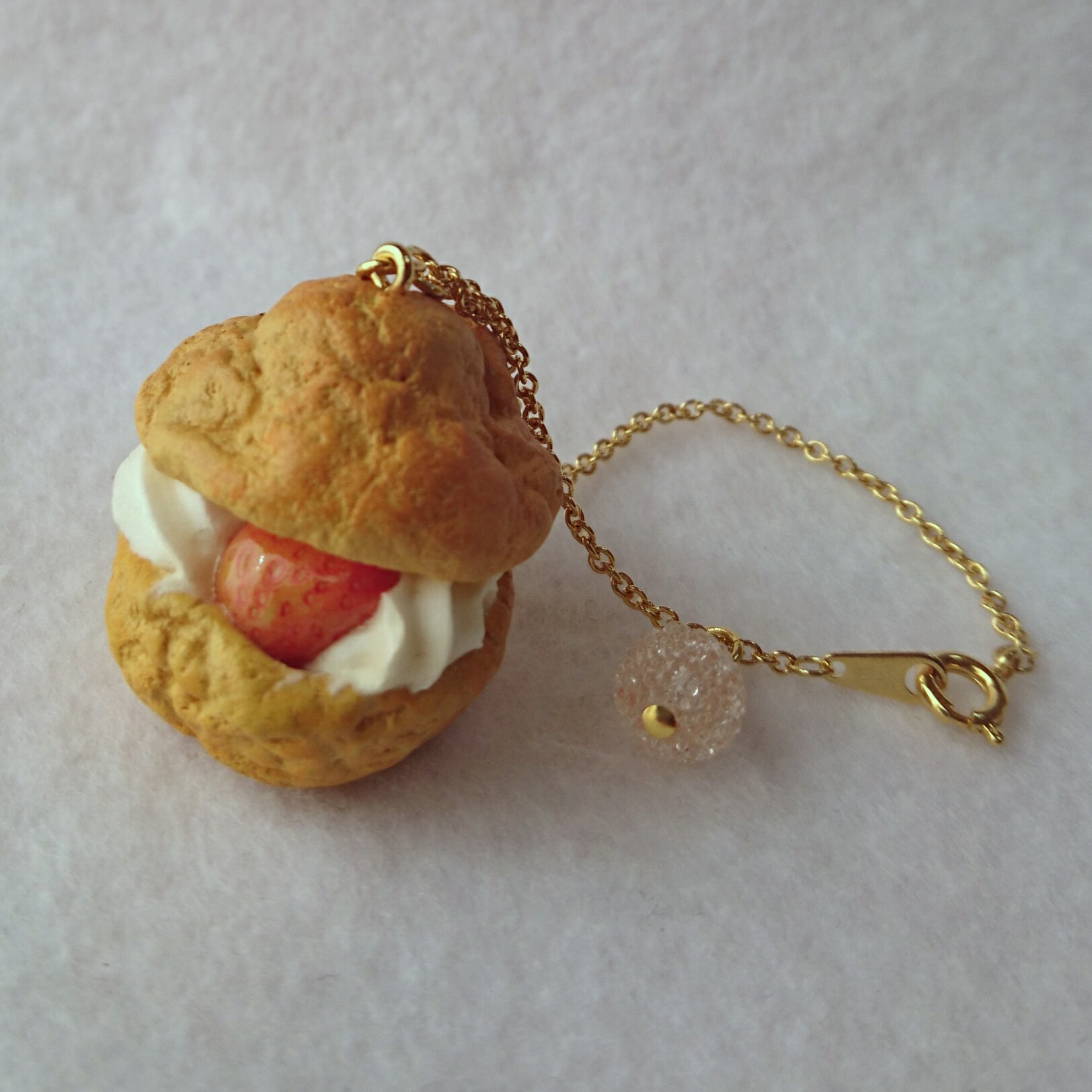 いちごシュークリームキーホルダー。バッグチャーム。フェイクスイーツ