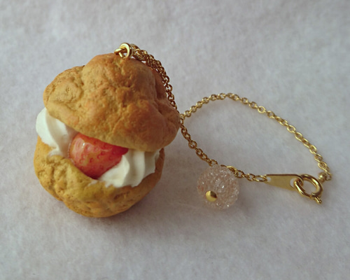 いちごシュークリームキーホルダー。バッグチャーム。フェイクスイーツ