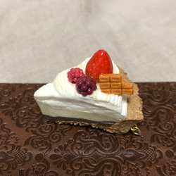 いちごタルトケーキチャームキーホルダー 樹脂粘土スイーツアクセ ワンコイン500円シリーズ 1枚目の画像