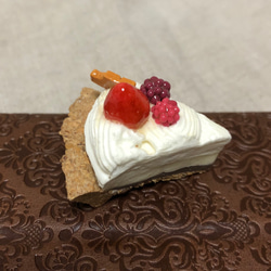 いちごタルトケーキチャームキーホルダー 樹脂粘土スイーツアクセ ワンコイン500円シリーズ 2枚目の画像