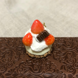 ミニいちごタルトケーキ③ チャームキーホルダー 樹脂粘土スイーツ