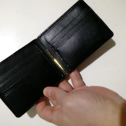 セール‼️【ハンドメイド】黒ヌメ革のカード6枚収納マネークリップ 黒ヌメ革のカード6枚収納+αマネークリップ マネークリップ crafterBP