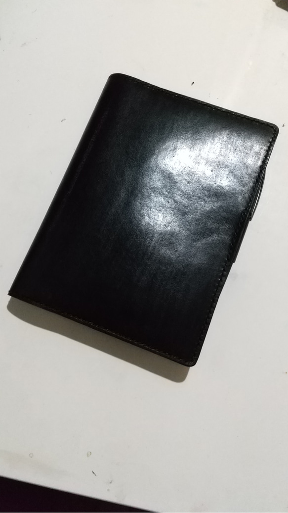 ピッカピカになるロウ引きした黒ヌメ革のB6対応手帳(ノート)カバー 1枚目の画像