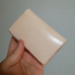 【ハンドメイド】ヌメ革手染めグリーンのカード6枚収納+αマネークリップ ハンドメイド】ヌメ革手染めグリーンのカード6枚収納+αの