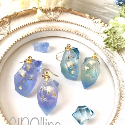 レジン ピアス アイスブルー シルバー ドライフラワー 1粒タイプ 不規則 プチギフトに》ドライフラワーと小粒パールがカワイイ レジン
