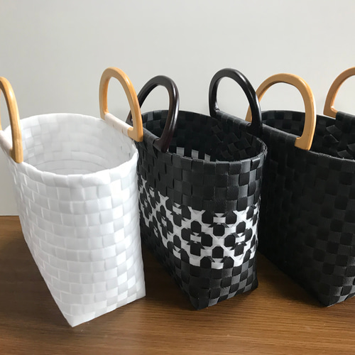 かごバッグ ホワイト/ブラック 受注制作～プラかごバッグ☆木の持ち手 ブラックxホワイト 花柄