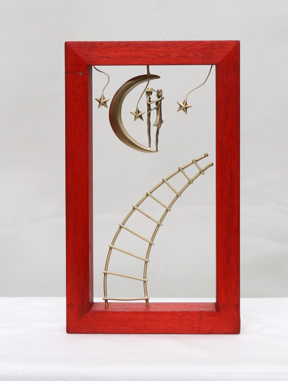 月の上の男女と空に伸びるはしご（ 壁掛け オブジェ ）  25X15X4 cm　W21RE 1枚目の画像
