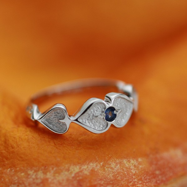 プラチナベビーリング 9月 サファイア ハート