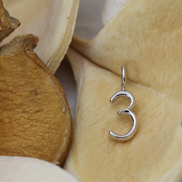 3 ホワイトゴールドナンバーネックレス 数字