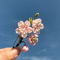 SALE♪キリリと可愛く美しく桜の枝が1本ブローチ＊つまみ細工＊ 2枚目の画像