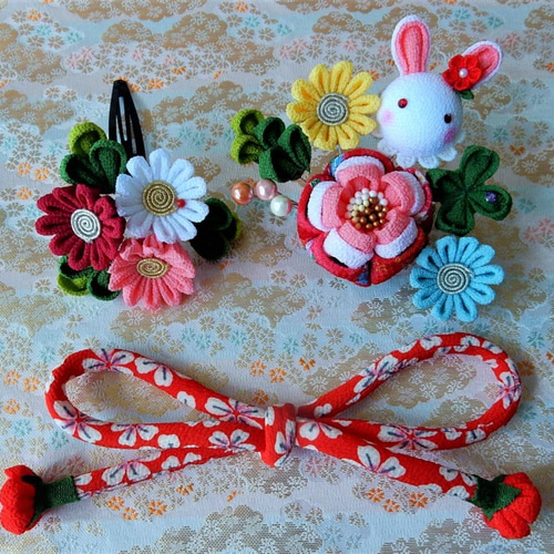丸紐で華やかに♪お花とうさぎの髪飾り3点セット(赤系）＊つまみ細工  