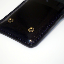 モバイルバッテリーと、革のケース 黒革紫糸 4枚目の画像