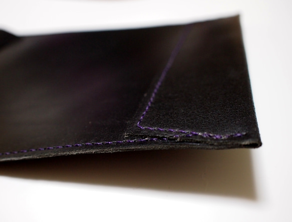 トスカーナ床革のマニラ封筒 A４ファイル対応 黒革紫糸 3枚目の画像