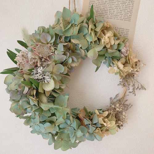 秋色紫陽花白い小花と紫陽花の三日月リース