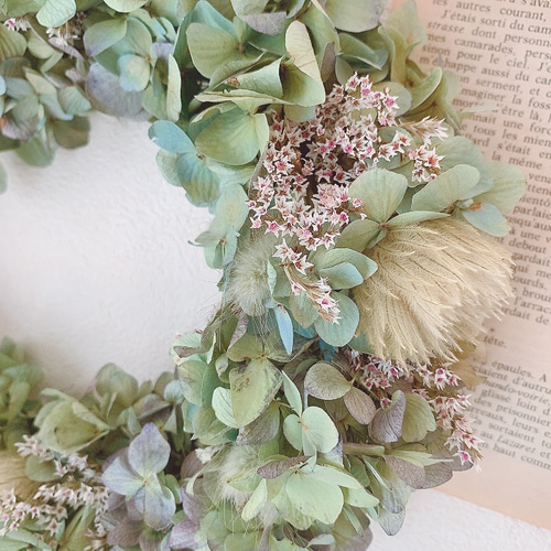ドライフラワー＆グリーンと秋色紫陽花＆芍薬彩り小花の三日月リース