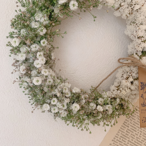 かすみ草とスターチスのリース スターチスとかすみ草のリース｜Fla-co（フラコ） - フラワー