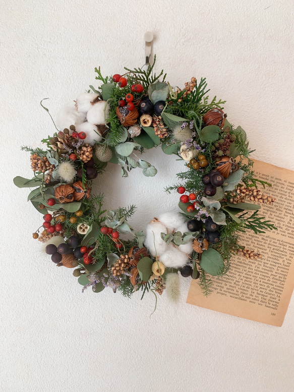 ドライフラワー たくさんの花材のクリスマスリース リース 葉つみ 通販