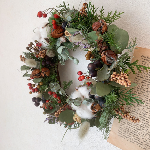 ドライフラワー たくさんの花材のクリスマスリース リース 葉つみ 通販