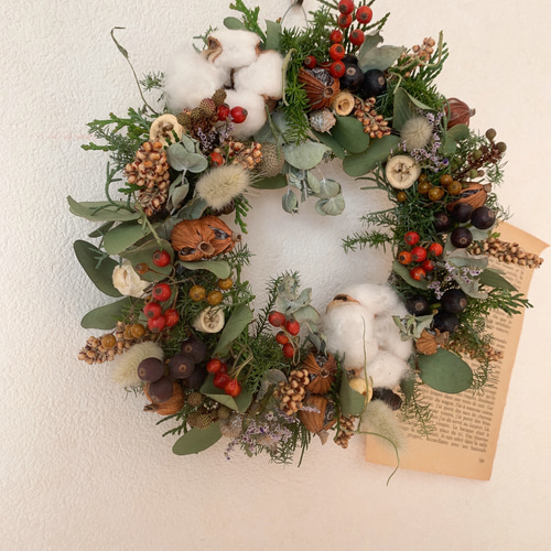 ドライフラワー たくさんの花材のクリスマスリース リース 葉つみ 通販