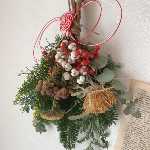 フレッシュな多種の花材でクリスマス＆お正月飾りにもなるスワッグ