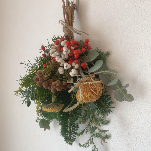 【爆売り！】 フレッシュな多種の花材でクリスマス＆お正月飾りにもなる フラワー・リース