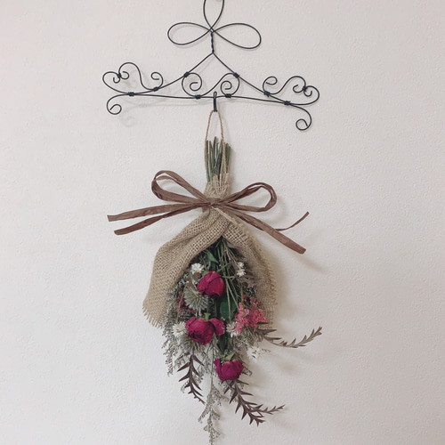 ドライフラワー アイアンハンガーにバラと瑠璃玉アザミと