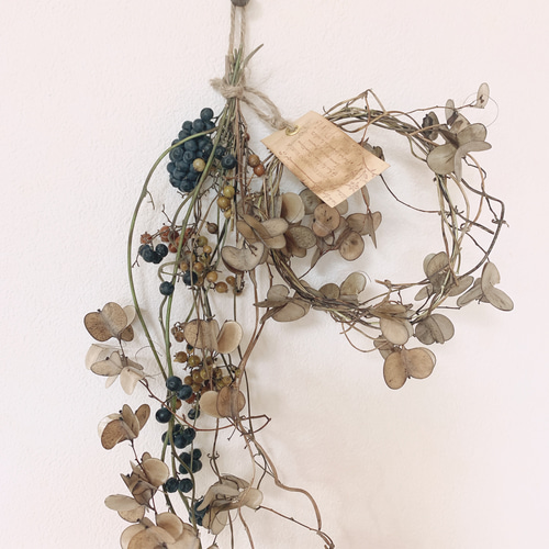 山芋の花殻とヘクソカズラとタンキリマメのスワッグと山芋の花殻の  