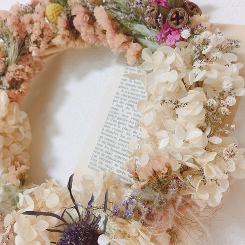 ドライフラワー いろいろ花材でもりもりにしたドライフラワー のリース  