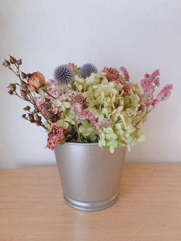 ドライフラワー IKEAの缶にアナベルやいろいろ花材で作ったアレンジ