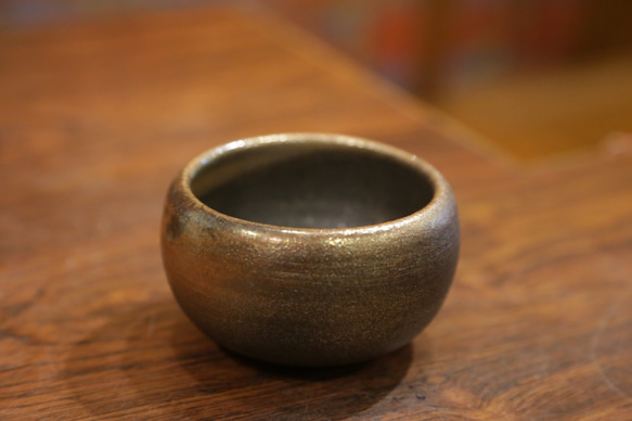 個人工作室 限量 手工 陶瓷 陶藝 創作 柴燒 天然 灰釉 茶杯 金銀彩 落灰 火痕 送禮 自用 收藏 第2張的照片
