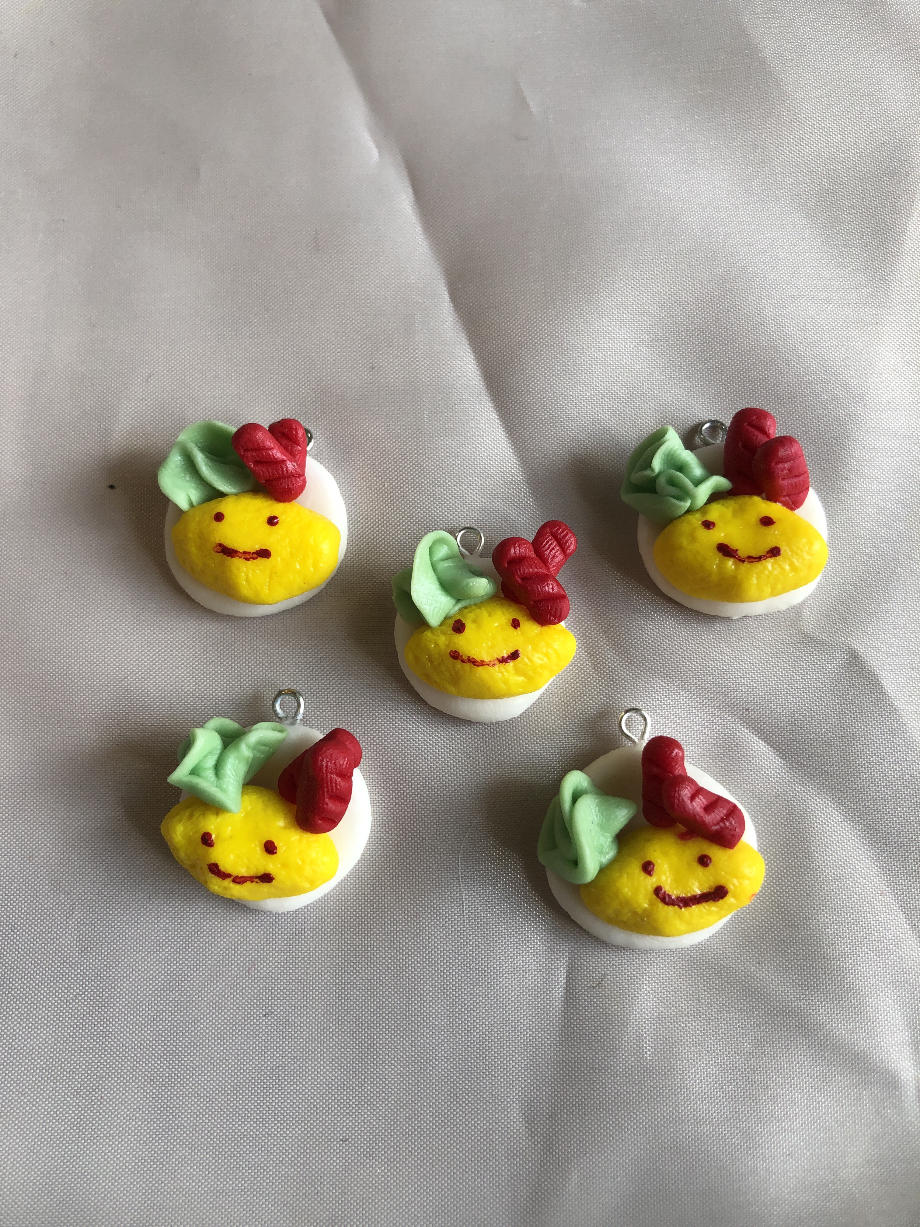 送料無料♡スマイルオムライスチャーム5つ チャーム まよねーず
